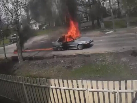 Появилось видео с загоревшимся в движении авто в Пролетарском районе Твери Новости Твери 