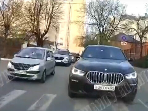 В Твери водитель дорогостоящей BMW остановил движение на встречной полосе Новости Твери 