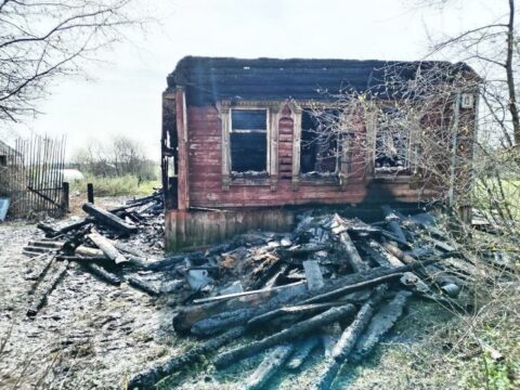 В Тверской области выясняют причину гибели человека: тело обнаружили в сгоревшем доме Новости Твери 