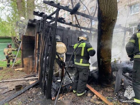 На Привокзальной улице в Ржеве загорелась постройка рядом с домом Новости Твери 