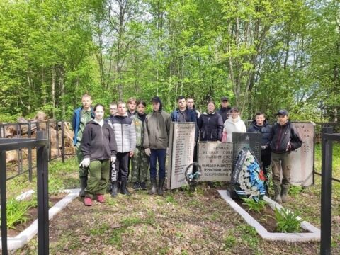 Школьники Андреаполя привели в порядок воинские захоронения Новости Твери 