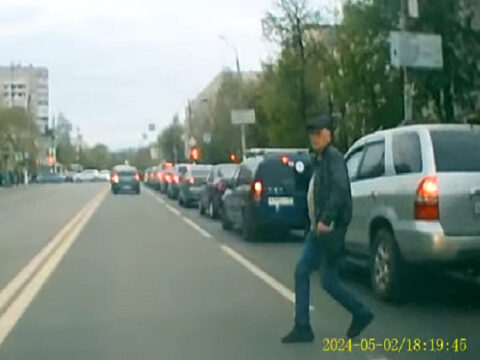 Тверских водителей предупредили о пешеходе-нарушителе, который внезапно появляется на дороге Новости Твери 